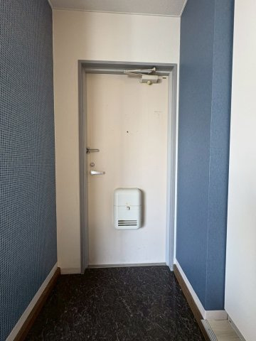 長瀬駅前マンションの玄関