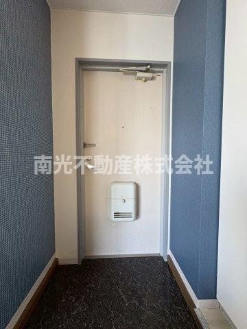 長瀬駅前マンションの玄関