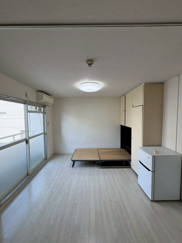 長瀬駅前マンションの洋室