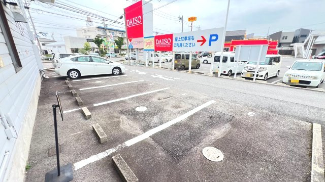 サンエイビルの駐車場