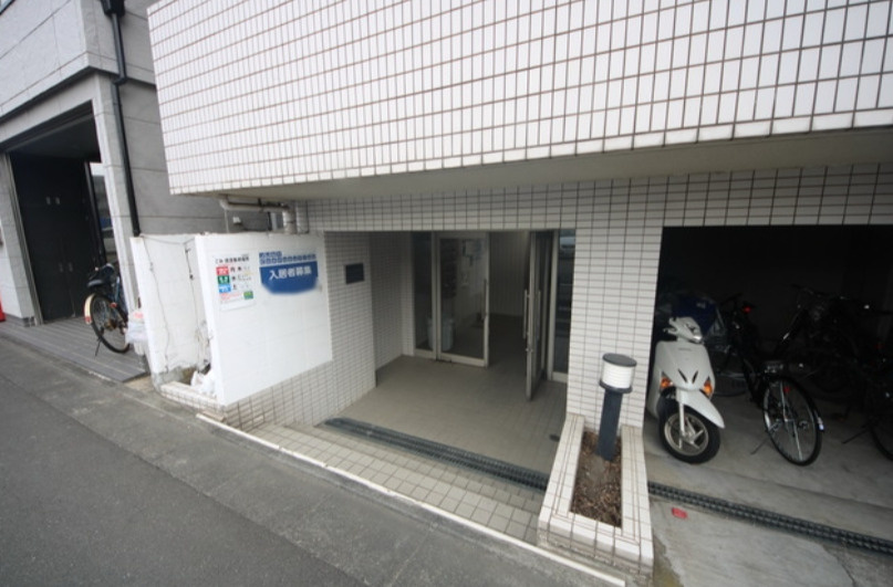 メゾンエクレーレ東林間のエントランス