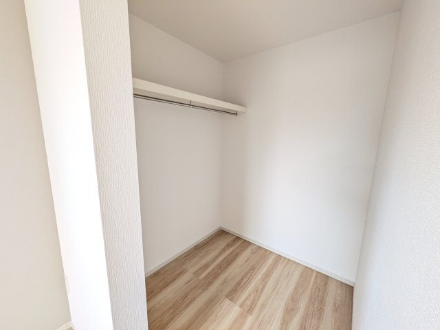 牛久市中央　5期　新築戸建ての収納|大容量のウォークインクローゼット。衣類はもちろん、スーツケースや季節の家電もまとめて収納でき、居室空間をすっきりと保ちます。