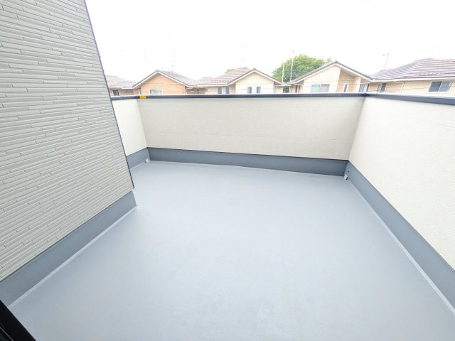 牛久市中央　5期　新築戸建てのバルコニー|洗濯物も布団もまとめて干せるワイド設計。
広々としたワイドバルコニーで、家事の効率が上がり、日々の暮らしが快適になります。