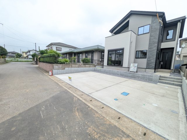 牛久市中央　5期　新築戸建ての前面道路含む現地写真|現地完成済で建物や駐車場、お庭も全てご覧いただけます。
陽当たりや敷地の広さをご確認できます！
本日のご見学も可能です♪
お気軽にお電話またはお問い合わせください。