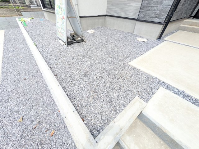 牛久市中央　5期　新築戸建ての庭|リビングに明るい光を届ける広々とした南庭。
お子様の遊び場やペットのスペースとしても最適です。
室内外で心地よい暮らしが叶います。