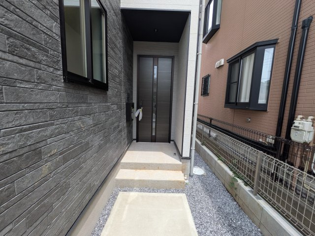 牛久市中央　5期　新築戸建ての玄関|お洒落な玄関ドアと洗練された外壁デザイン。家の顔にふさわしい上質な佇まいで、ご家族やお客様を迎えます。