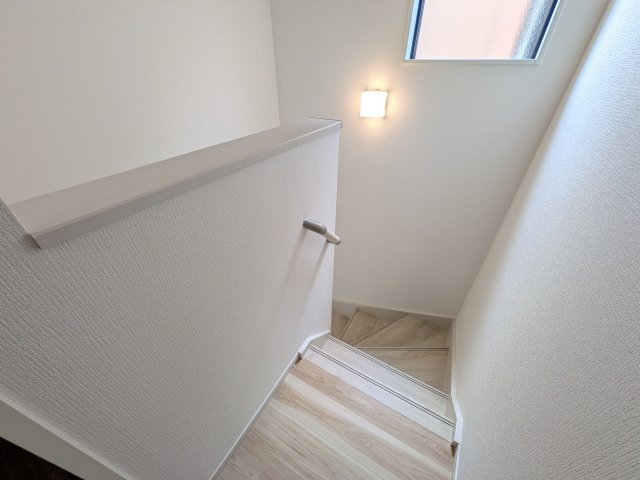 牛久市中央　5期　新築戸建ての内装|窓付きで明るい階段は、手すり付きでお子様からご年配の方まで安心して上り下りができます♪