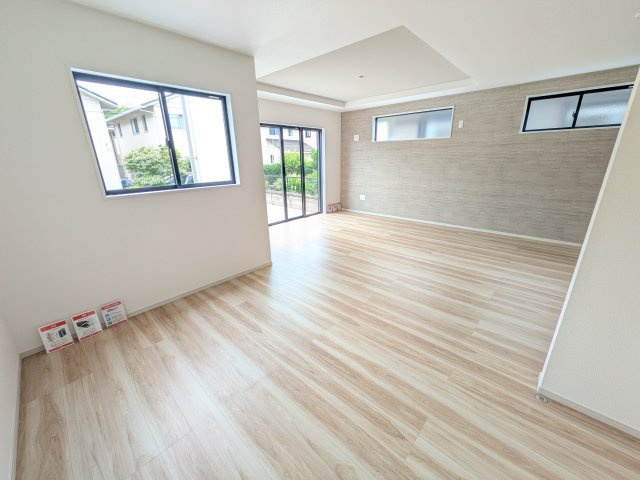 牛久市中央　5期　新築戸建ての居間・リビング|家族の会話が自然と弾む、広々としたゆとりのLDK。南向きの窓からたっぷりの光が射し込む明るく快適な空間です。