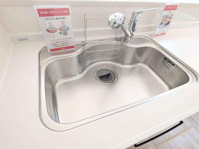 牛久市中央　5期　新築戸建てのキッチン|シンク奥まで引き出せる水栓と、調理スペースとしても使える多機能シンク。効率的で快適なキッチンワークをサポートします。
