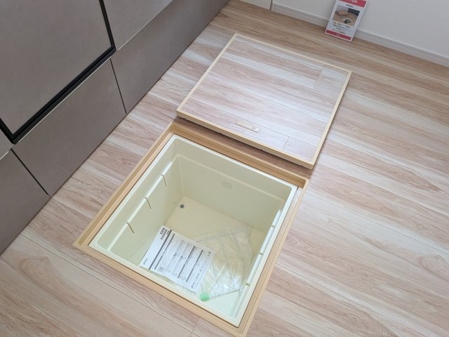牛久市中央　5期　新築戸建てのキッチン|お米や根菜などの食材保管にも適した、便利な床下収納。使用頻度の低い調理器具なども賢く収納できます。