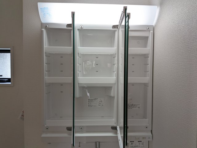 牛久市中央　5期　新築戸建ての独立洗面台|鏡を開くと、中には大容量の隠す収納。
ボックスティッシュも収納可能で、可変トレイは収納物に応じて高さ調整ができます！
 取り外して洗えるので清潔です。