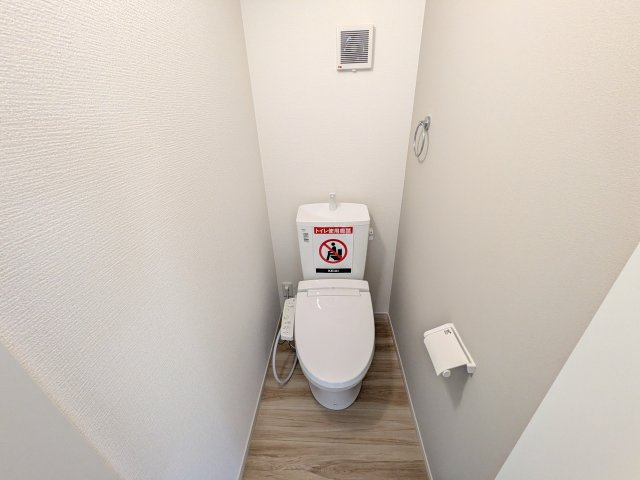 牛久市中央　5期　新築戸建てのトイレ|高い節水性能で、水道代を大幅にカット。環境とお財布に優しく、家計をしっかりサポートします。
もちろん温水洗浄便座付きです♪