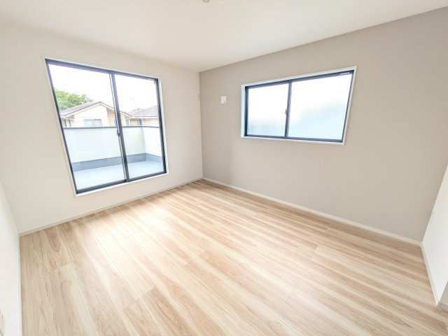 牛久市中央　5期　新築戸建ての洋室|バルコニーに面した２面採光で明るく開放的な洋室です。
デザイン性の高いアクセントクロスで、落ち着いた雰囲気を演出。収納力たっぷりのWIC完備で、室内をすっきりと保てます♪