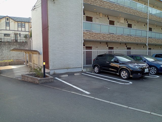 川崎市麻生区王禅寺西７丁目の賃貸マンションの駐車場