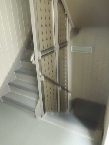 メゾン　ボヌールのその他共用部分|雨に当たらない中階段