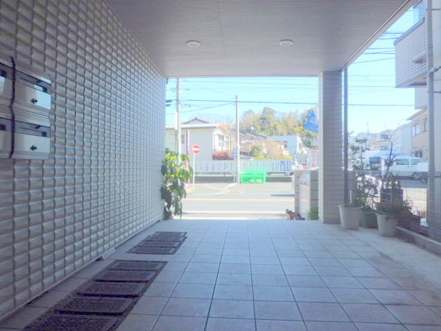 メゾン　ボヌールのエントランス|エントランスから前面道路まで距離があります