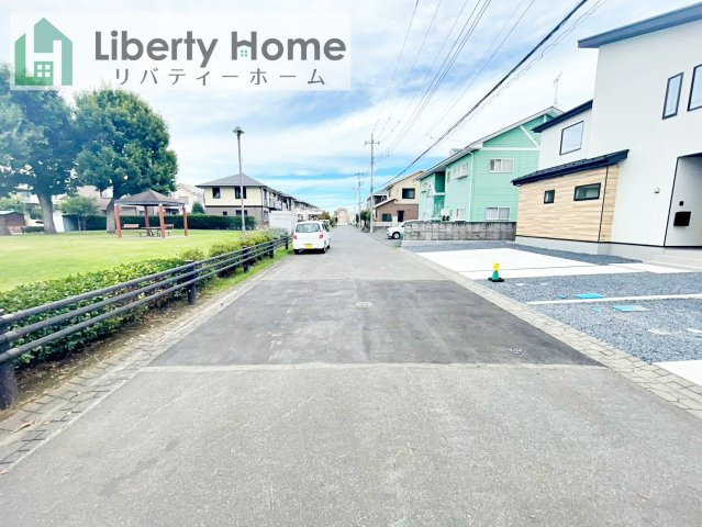 ひたちなか市津田東1期　新築戸建　1号棟の前面道路含む現地写真