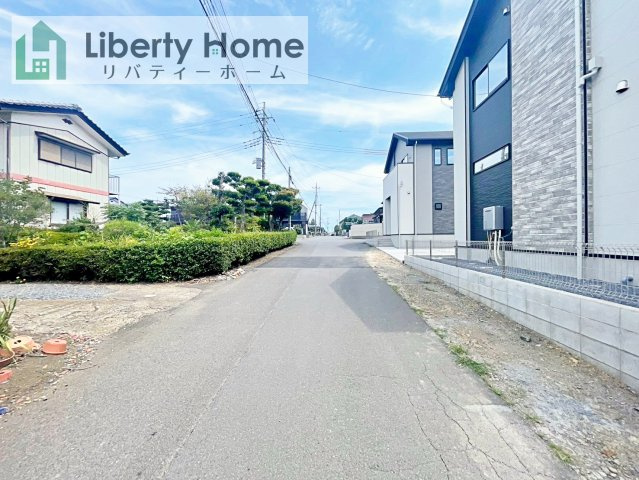 ひたちなか市市毛4期　2号棟　新築戸建の前面道路含む現地写真