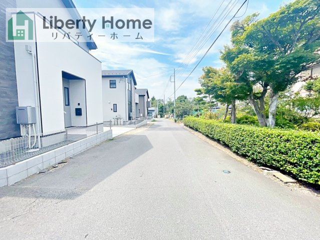 ひたちなか市市毛4期　3号棟　新築戸建の前面道路含む現地写真