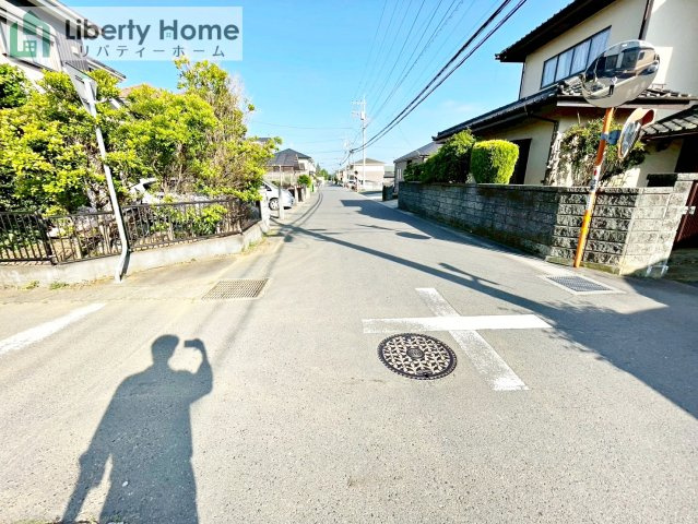 ひたちなか市稲田１期　新築戸建の前面道路含む現地写真