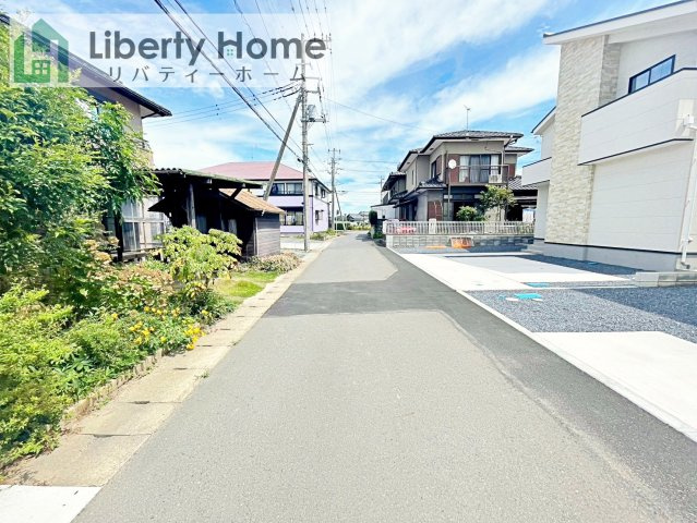 ひたちなか市足崎3期　1号棟　新築戸建の前面道路含む現地写真