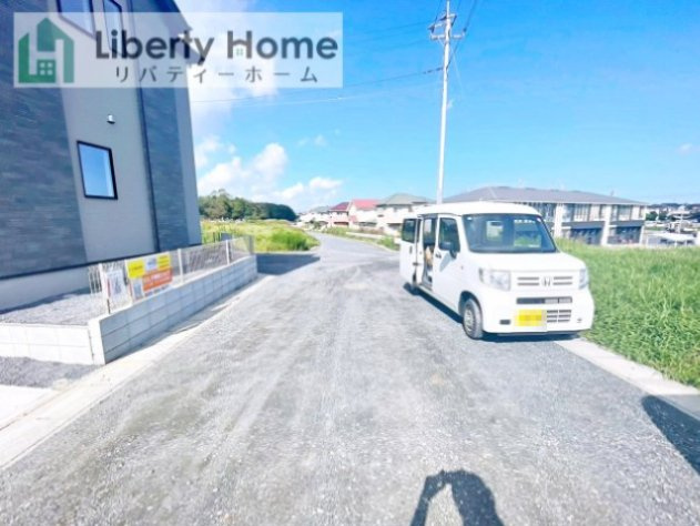 ひたちなか市東石川8期　新築戸建の前面道路含む現地写真