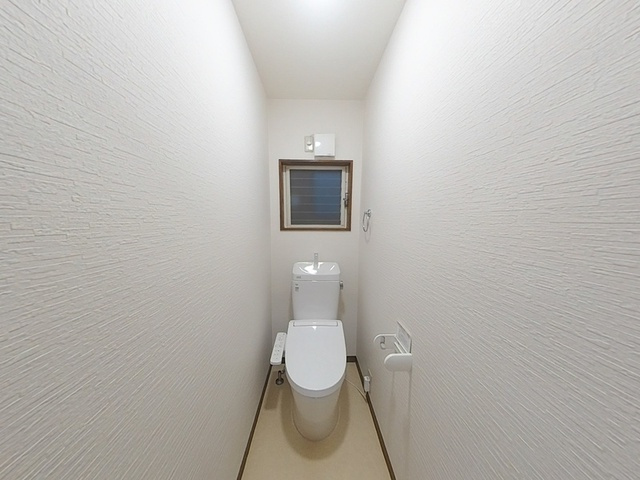 「南向きの明るい邸宅」高知市神田　中古一戸建てのトイレ|小窓付きで換気もバッチリな清潔トイレ。