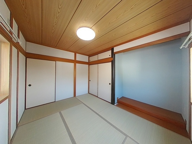 「南向きの明るい邸宅」高知市神田　中古一戸建ての和室|2階和室。アクセントクロスがお洒落なモダン和室。