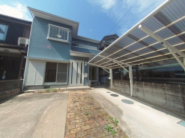 「南向きの明るい邸宅」高知市神田　中古一戸建ての駐車場|並列駐車可能！ゆとりのカースペース！