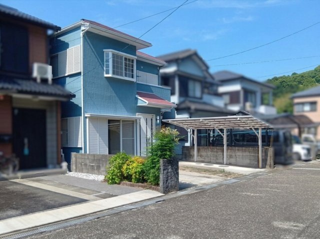 「南向きの明るい邸宅」高知市神田　中古一戸建ての前面道路含む現地写真|ゆとりある前面道路！お車の出し入れもスムーズ♪