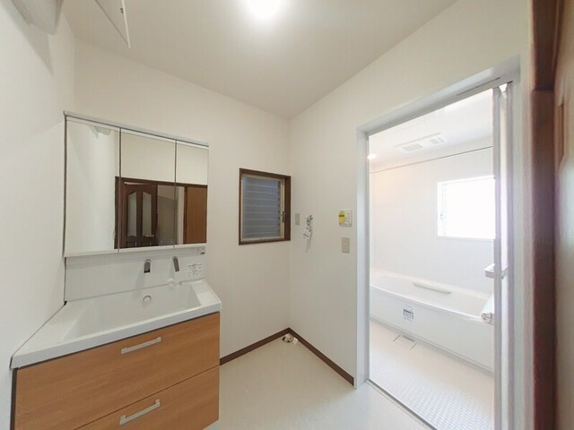 「南向きの明るい邸宅」高知市神田　中古一戸建ての洗面所|脱衣スペースもしっかり確保した洗面室。