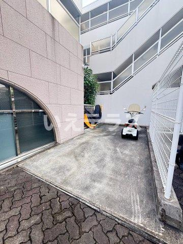 ロイヤルメゾン舞子坂の駐車場