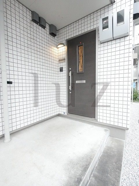 横浜市緑区北八朔町のアパートのエントランス
