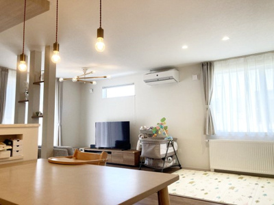 【居間・リビング】 | 手稲区新発寒7条8丁目　中古戸建 | オシャレなペンダントライトで室内雰囲気良好♪