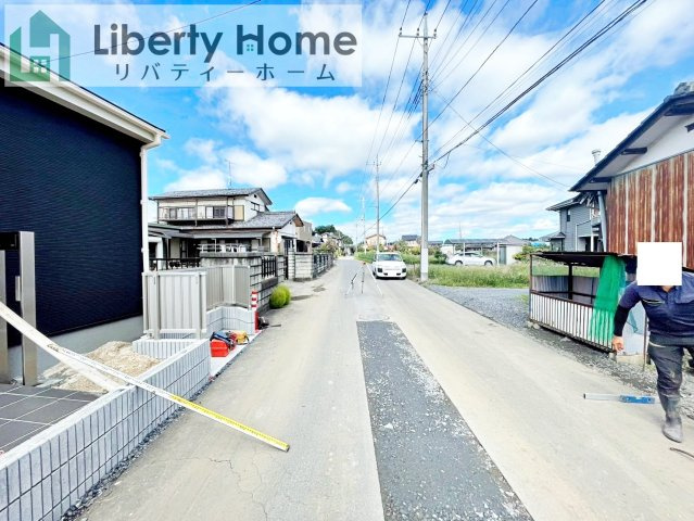 小美玉市羽刈第5　1号棟　新築戸建の前面道路含む現地写真