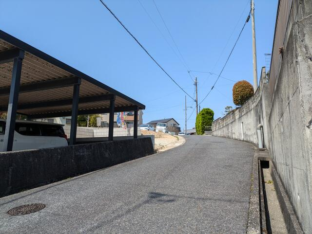 【トーヨーホーム売主/建築中】岩崎町西ノ平Ａ分譲の前面道路含む現地写真|前面道路