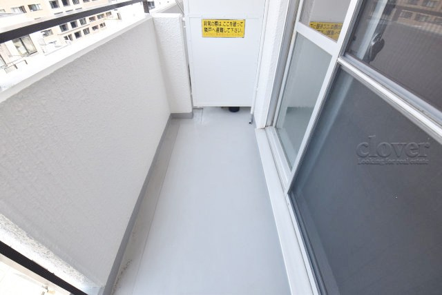 【バルコニー】 | クラウン築地 | バルコニーの様子。ここからの眺めが、日々のストレスを発散してくれることでしょう。ちなみにバルコニーは専有部分ではなく「共用部分」の扱いです。～即日のご見学可能～　お問合せはお気軽にどうぞ。
