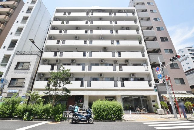 【外観】 | クラウン築地 | 青空によく映える建物です。手入れの行き届いた外壁やマンション正面エントランスなど、綺麗な姿をぜひ一度、現地にてご覧ください。～即日のご見学可能～　お問合せはお気軽にどうぞ。
