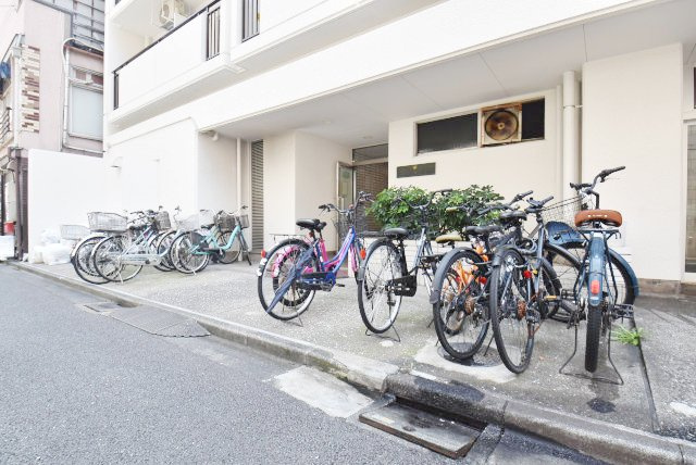 【駐輪場】 | クラウン築地 | 自転車置き場。マンションの共用部にあたります。空きの有無や駐輪料金、各戸の台数制限などについては、改めてお問い合わせください。～即日のご見学可能～　お問合せはお気軽にどうぞ。