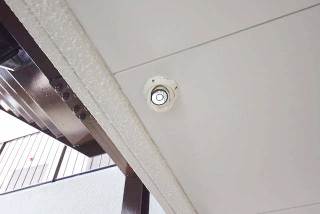 【防犯設備】 | クラウン築地 | 建物や敷地の隅々に目を光らせる防犯カメラが設置されています。現地を見学される際には、カメラの存在やその台数にも意識を払ってみてください。～即日のご見学可能～　お問合せはお気軽にどうぞ。