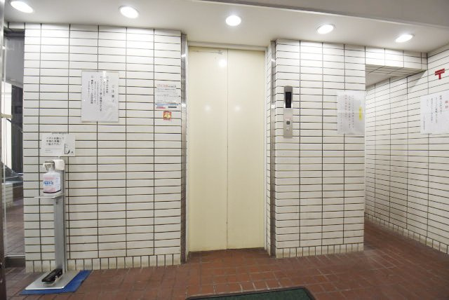 【設備】 | クラウン築地 | 無いと困ってしまう設備の筆頭がエレベーター。定期的なメンテナンスが必要な大型機械です。よく整備されていることをご確認ください。～即日のご見学可能～　お問合せはお気軽にどうぞ。