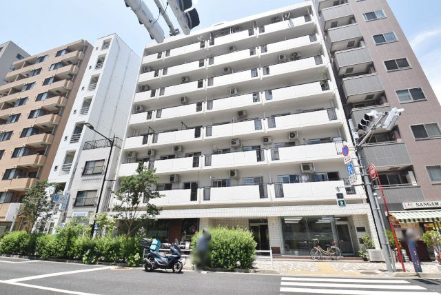 【外観】 | クラウン築地 | 手入れの行き届いた外壁やエントランスなど、「見ればわかる」レベルで清潔感を保ったマンションです。築年数を感じさせない姿で皆様をお出迎えします。～即日のご見学可能～　お問合せはお気軽にどうぞ。