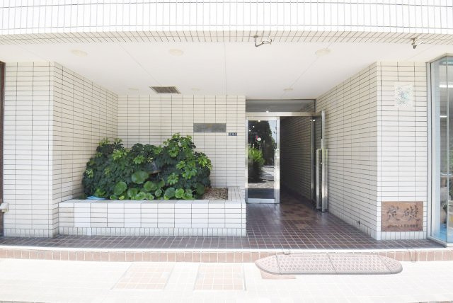 【エントランス】 | クラウン築地 | お客様を、そして住人を出迎えてくれるマンションのエントランス。ゴミが落ちていないことからも、管理状態の良さや住民の節度の高さが見て取れます。～即日のご見学可能～　お問合せはお気軽にどうぞ。