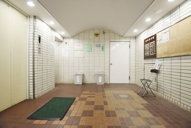 【ロビー】 | クラウン築地 | 集合ポストなどを備えたエントランスホール。ここもマンションの顔となる部分であり、しっかりと清掃の行き届いたさまに安心感をおぼえます。～即日のご見学可能～　お問合せはお気軽にどうぞ。