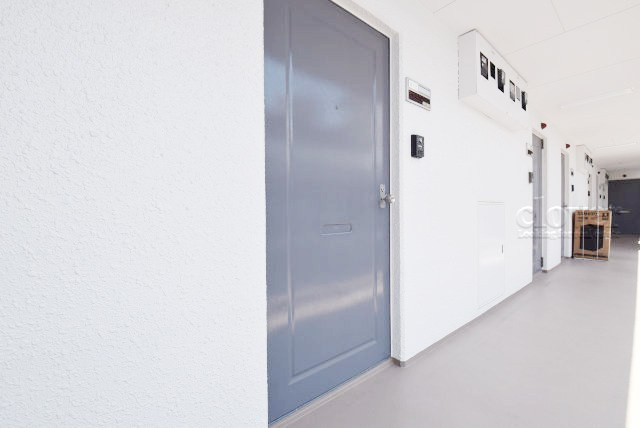 【その他共用部分】 | クラウン築地 | 皆様をお迎えする、お部屋の玄関ドア。開けやすさや開放角度、ドアノブの操作しやすさや鍵の形状などを、現地で一度ご確認ください。～即日のご見学可能～　お問合せはお気軽にどうぞ。
