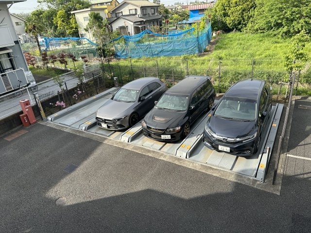 稲城市押立の賃貸マンションの駐車場