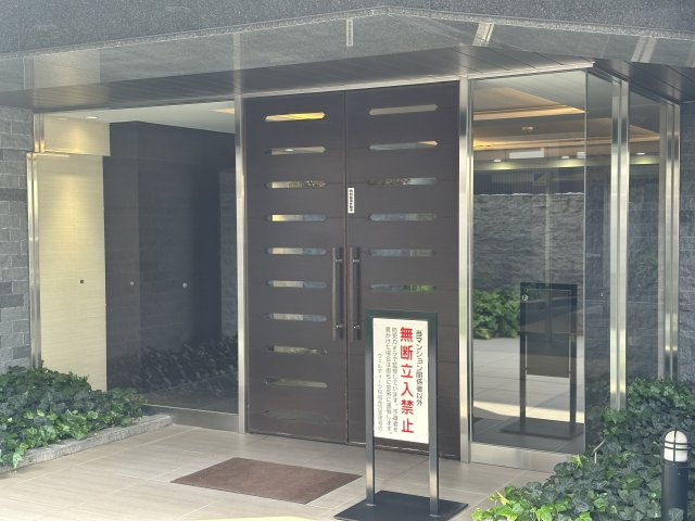 稲城市押立の賃貸マンションのエントランス