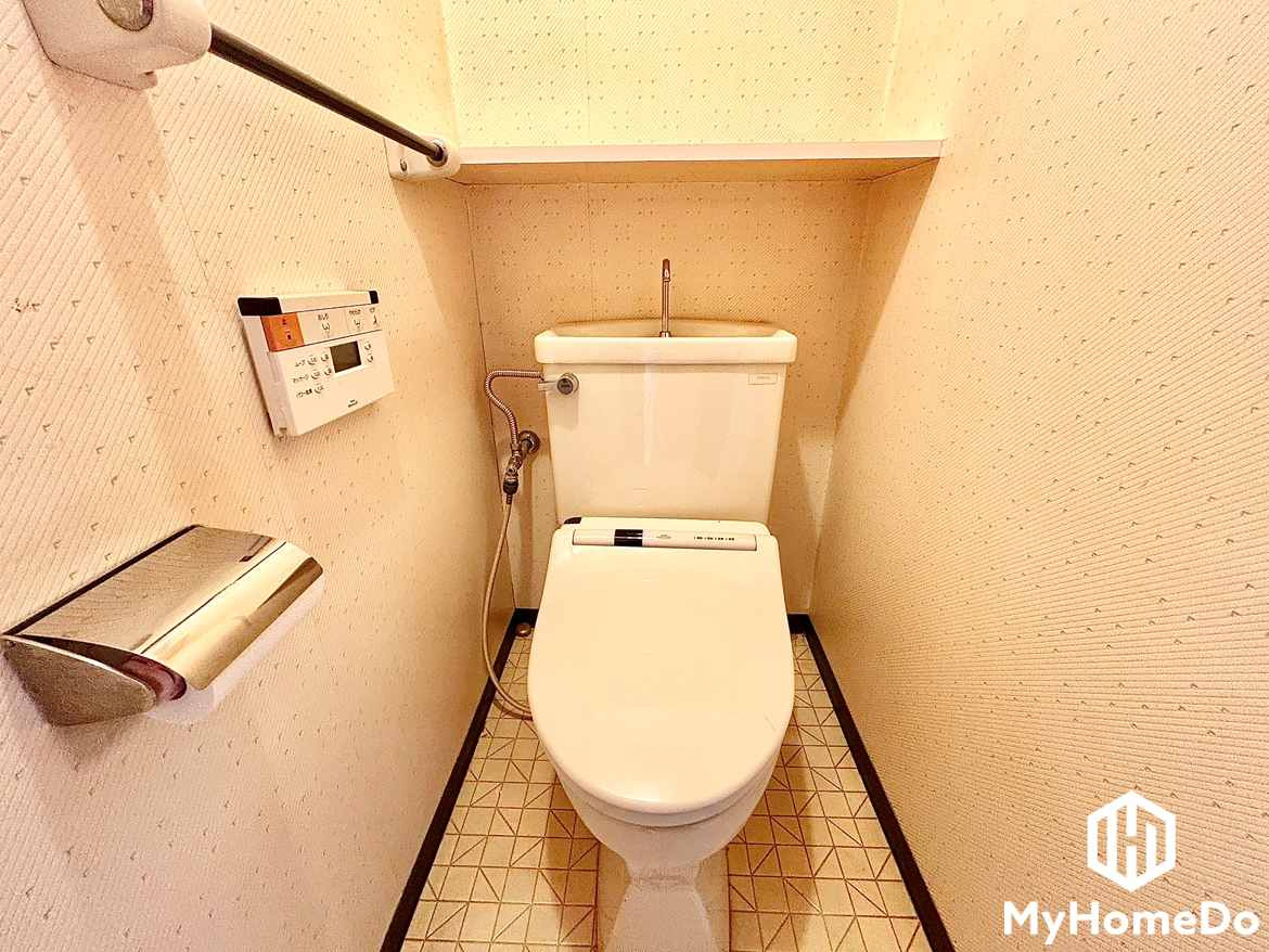 チサンマンション瓢箪山のトイレ|棚があるので、トイレットペーパーやお掃除用具のストックなどを収納できます。