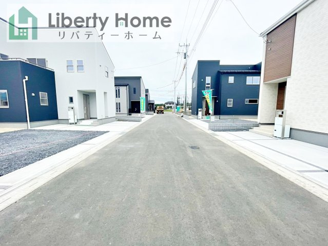 笠間市旭町第13　2号棟　新築戸建の前面道路含む現地写真