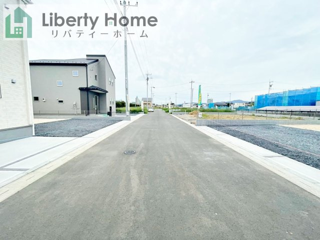 笠間市旭町第13　7号棟　新築戸建の前面道路含む現地写真